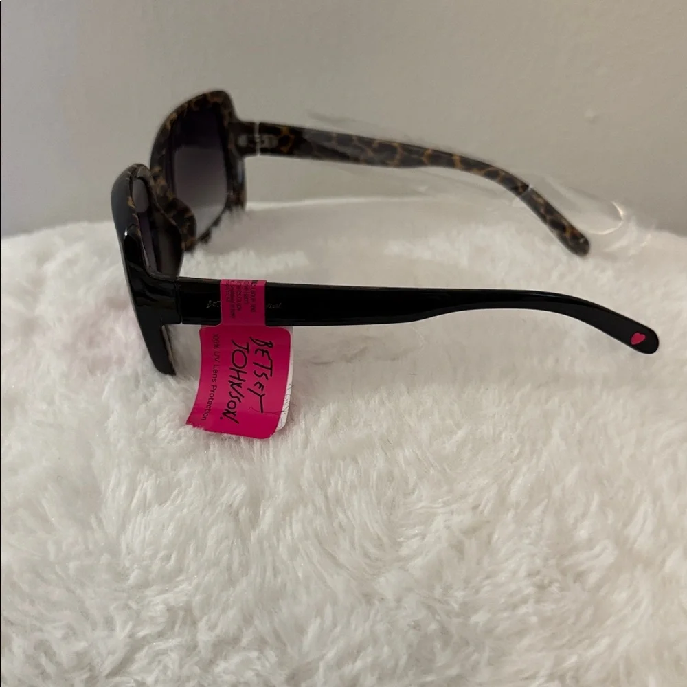 NWT Betsey Johnson square sunglasses. - Picture 3 of 4